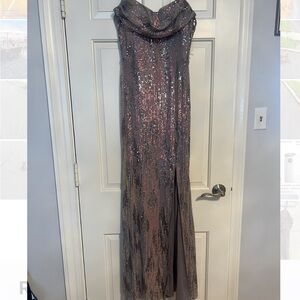 Fashion Nova Sequin Maxi Dress - Silver
Dress is a large but looks like a medium